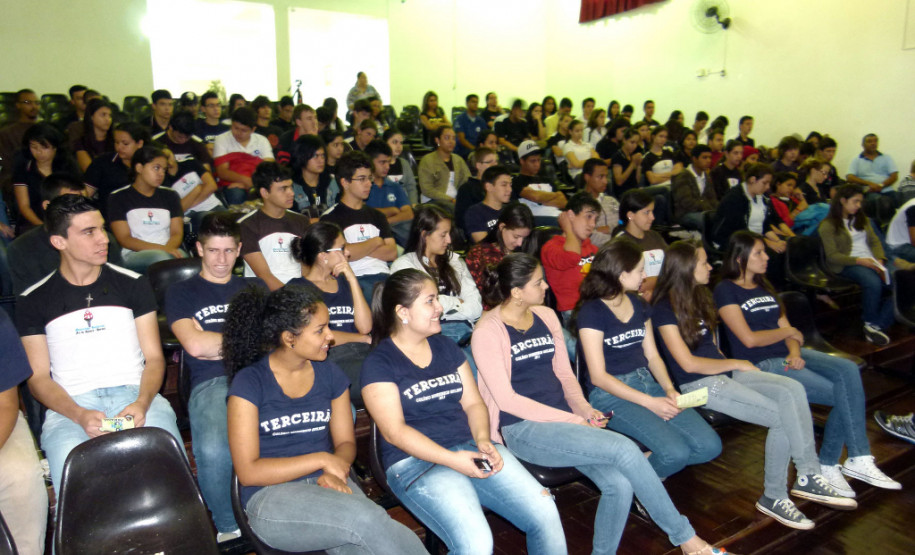 Mais de 300 jovens, entre 15 e 18 anos, do Centro Estadual de Educação Profissional Manoel Moreira Pena, Colégio Agrícola de Foz do Iguaçu e Colégio Estadual Monsenhor Guilherme, participaram de palestra promovida pela Assessoria Especial de Juventude (AEJ), do Governo do Estado. Na foto, jovens do Monsenhor Gulherme.