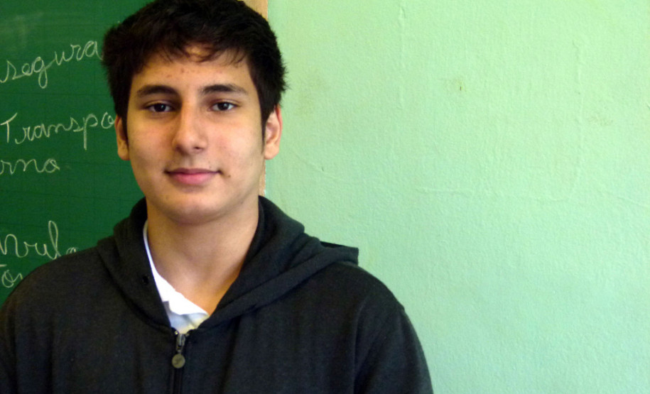 Mais de 300 jovens, entre 15 e 18 anos, do Centro Estadual de Educação Profissional Manoel Moreira Pena, Colégio Agrícola de Foz do Iguaçu e Colégio Estadual Monsenhor Guilherme, participaram de palestra promovida pela Assessoria Especial de Juventude (AEJ), do Governo do Estado. Na foto, Khaled Salehabou Malek, do MOnsenhor Guilherme.