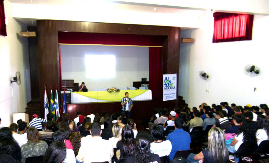 Mais de 300 jovens, entre 15 e 18 anos, do Centro Estadual de Educação Profissional Manoel Moreira Pena, Colégio Agrícola de Foz do Iguaçu e Colégio Estadual Monsenhor Guilherme, participaram de palestra promovida pela Assessoria Especial de Juventude (AEJ), do Governo do Estado.