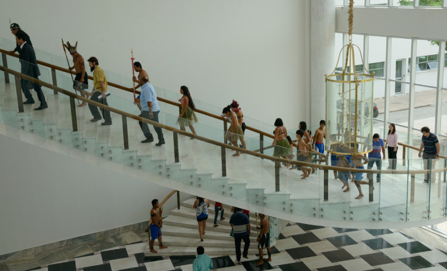 Governador Beto Richa recebe grupo de caingangues da aldeia Apucaraninha, localizada entre Londrina e o rio Tabagi, no Norte do Estado. Participaram do encontro, a secretária estadual da Família e Desenvolvimento Social, Fernanda Richa, o diretor-presidente da Cohapar, Mounir Chaowiche e o assessor especial para Assuntos Fundiários, Hamilton Seriguelli. Curitiba, 21/10/2013.
Curitiba, 21/10/2013.
Foto: Antonio Costa/ANPr