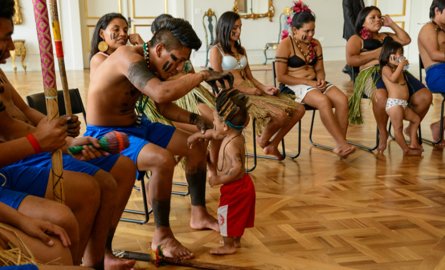 Governador Beto Richa recebe grupo de caingangues da aldeia Apucaraninha, localizada entre Londrina e o rio Tabagi, no Norte do Estado. Participaram do encontro, a secretária estadual da Família e Desenvolvimento Social, Fernanda Richa, o diretor-presidente da Cohapar, Mounir Chaowiche e o assessor especial para Assuntos Fundiários, Hamilton Seriguelli. Curitiba, 21/10/2013.
Curitiba, 21/10/2013.
Foto: Antonio Costa/ANPr