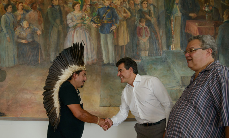 Governador Beto Richa recebe grupo de caingangues da aldeia Apucaraninha, localizada entre Londrina e o rio Tabagi, no Norte do Estado. Participaram do encontro, a secretária estadual da Família e Desenvolvimento Social, Fernanda Richa, o diretor-presidente da Cohapar, Mounir Chaowiche e o assessor especial para Assuntos Fundiários, Hamilton Seriguelli. Curitiba, 21/10/2013.
Curitiba, 21/10/2013.
Foto: Antonio Costa/ANPr