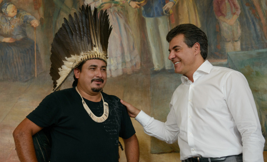 Governador Beto Richa recebe grupo de caingangues da aldeia Apucaraninha, localizada entre Londrina e o rio Tabagi, no Norte do Estado. Participaram do encontro, a secretária estadual da Família e Desenvolvimento Social, Fernanda Richa, o diretor-presidente da Cohapar, Mounir Chaowiche e o assessor especial para Assuntos Fundiários, Hamilton Seriguelli. Curitiba, 21/10/2013.
Curitiba, 21/10/2013.
Foto: Antonio Costa/ANPr