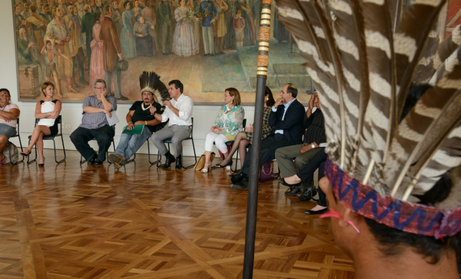 Governador Beto Richa recebe grupo de caingangues da aldeia Apucaraninha, localizada entre Londrina e o rio Tabagi, no Norte do Estado. Participaram do encontro, a secretária estadual da Família e Desenvolvimento Social, Fernanda Richa, o diretor-presidente da Cohapar, Mounir Chaowiche e o assessor especial para Assuntos Fundiários, Hamilton Seriguelli. Curitiba, 21/10/2013.
Curitiba, 21/10/2013.
Foto: Antonio Costa/ANPr