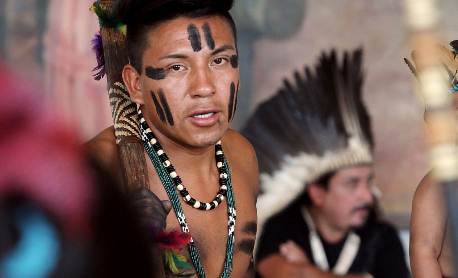 Governador Beto Richa recebe grupo de caingangues da aldeia Apucaraninha, localizada entre Londrina e o rio Tabagi, no Norte do Estado. Participaram do encontro, a secretária estadual da Família e Desenvolvimento Social, Fernanda Richa, o diretor-presidente da Cohapar, Mounir Chaowiche e o assessor especial para Assuntos Fundiários, Hamilton Seriguelli. Curitiba, 21/10/2013.
Curitiba, 21/10/2013.
. 
Foto:Rogério Machado/SEDS