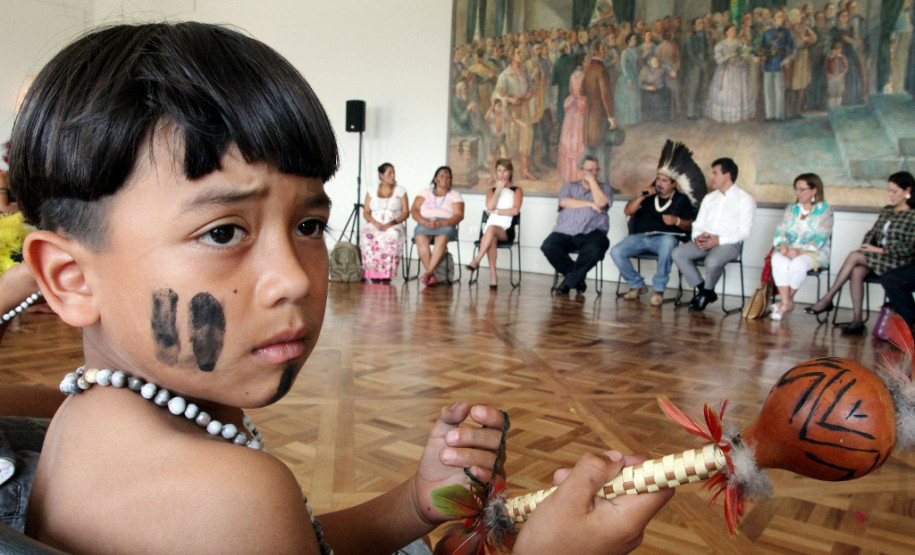 Governador Beto Richa recebe grupo de caingangues da aldeia Apucaraninha, localizada entre Londrina e o rio Tabagi, no Norte do Estado. Participaram do encontro, a secretária estadual da Família e Desenvolvimento Social, Fernanda Richa, o diretor-presidente da Cohapar, Mounir Chaowiche e o assessor especial para Assuntos Fundiários, Hamilton Seriguelli. Curitiba, 21/10/2013.
Curitiba, 21/10/2013.
. 
Foto:Rogério Machado/SEDS