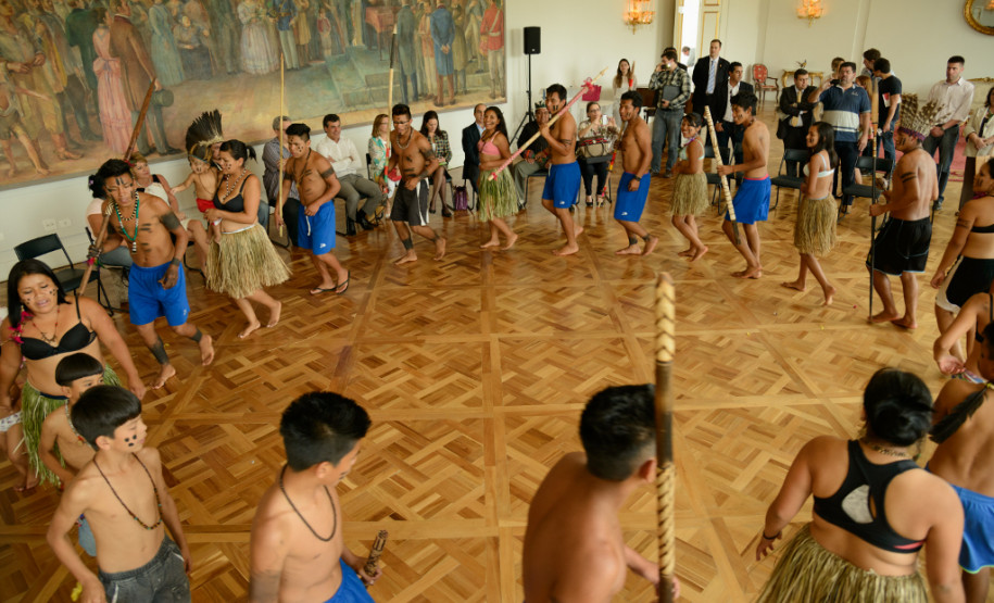 Governador Beto Richa recebe grupo de caingangues da aldeia Apucaraninha, localizada entre Londrina e o rio Tabagi, no Norte do Estado. Participaram do encontro, a secretária estadual da Família e Desenvolvimento Social, Fernanda Richa, o diretor-presidente da Cohapar, Mounir Chaowiche e o assessor especial para Assuntos Fundiários, Hamilton Seriguelli. Curitiba, 21/10/2013.
Curitiba, 21/10/2013.
Foto: Antonio Costa/ANPr
