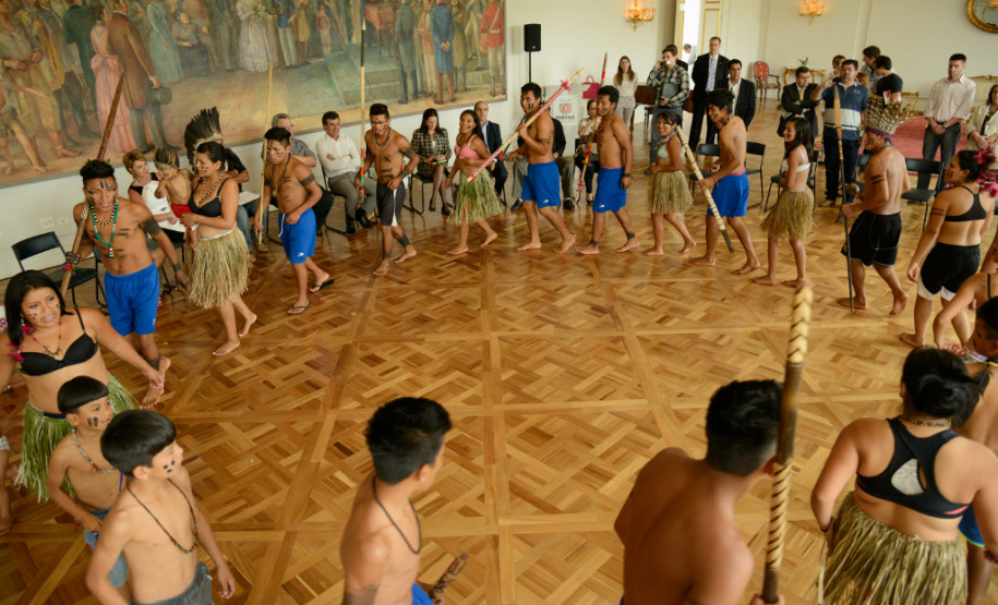 Governador Beto Richa recebe grupo de caingangues da aldeia Apucaraninha, localizada entre Londrina e o rio Tabagi, no Norte do Estado. Participaram do encontro, a secretária estadual da Família e Desenvolvimento Social, Fernanda Richa, o diretor-presidente da Cohapar, Mounir Chaowiche e o assessor especial para Assuntos Fundiários, Hamilton Seriguelli. Curitiba, 21/10/2013.
Curitiba, 21/10/2013.
Foto: Antonio Costa/ANPr
