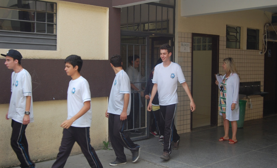 1,2 mil alunos do Colégio Pedro Macedo, em Curitiba, participaram de atividade da Brigada Escolar, coordenada pela Defesa Civil e Corpo de Bombeiros