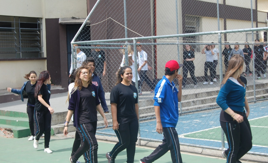 1,2 mil alunos do Colégio Pedro Macedo, em Curitiba, participaram de atividade da Brigada Escolar, coordenada pela Defesa Civil e Corpo de Bombeiros
