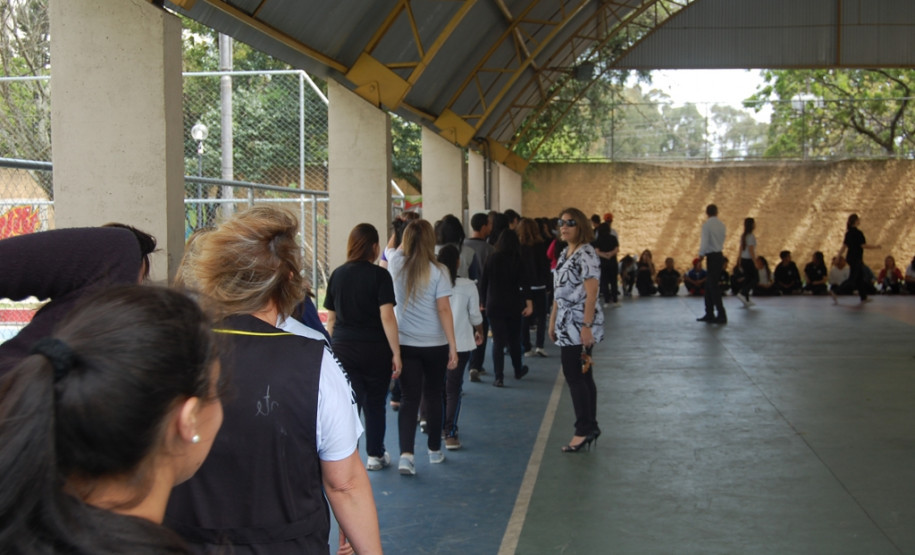 1,2 mil alunos do Colégio Pedro Macedo, em Curitiba, participaram de atividade da Brigada Escolar, coordenada pela Defesa Civil e Corpo de Bombeiros