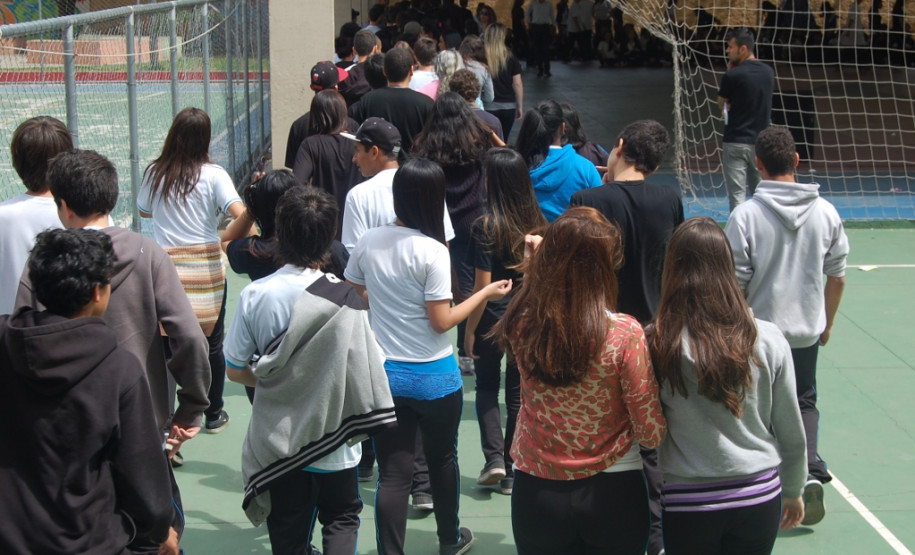 1,2 mil alunos do Colégio Pedro Macedo, em Curitiba, participaram de atividade da Brigada Escolar, coordenada pela Defesa Civil e Corpo de Bombeiros