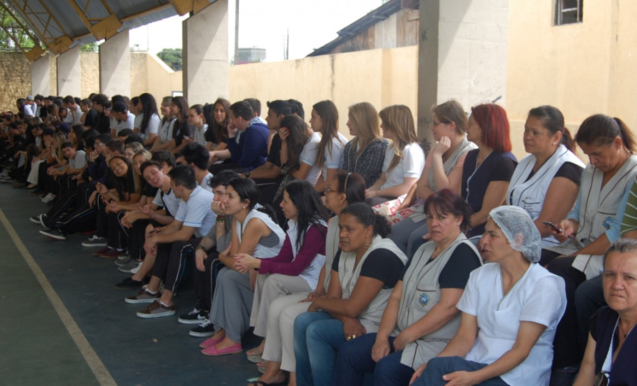 1,2 mil alunos do Colégio Pedro Macedo, em Curitiba, participaram de atividade da Brigada Escolar, coordenada pela Defesa Civil e Corpo de Bombeiros
