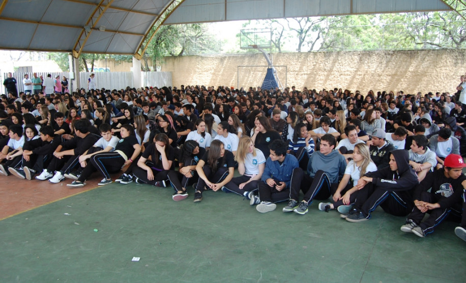 1,2 mil alunos do Colégio Pedro Macedo, em Curitiba, participaram de atividade da Brigada Escolar, coordenada pela Defesa Civil e Corpo de Bombeiros