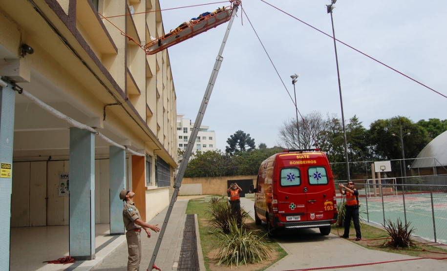 1,2 mil alunos do Colégio Pedro Macedo, em Curitiba, participaram de atividade da Brigada Escolar, coordenada pela Defesa Civil e Corpo de Bombeiros