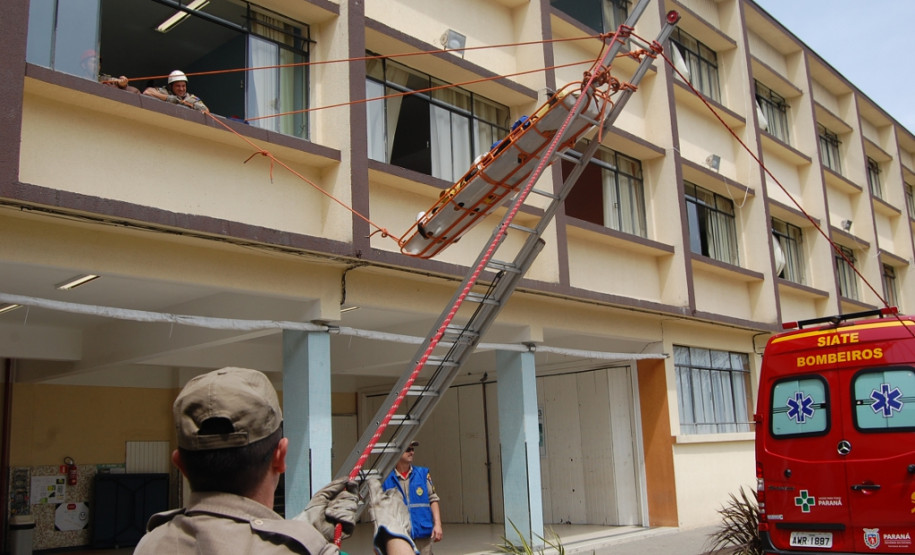 1,2 mil alunos do Colégio Pedro Macedo, em Curitiba, participaram de atividade da Brigada Escolar, coordenada pela Defesa Civil e Corpo de Bombeiros