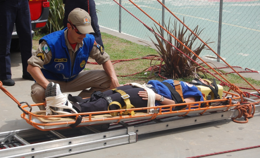 1,2 mil alunos do Colégio Pedro Macedo, em Curitiba, participaram de atividade da Brigada Escolar, coordenada pela Defesa Civil e Corpo de Bombeiros