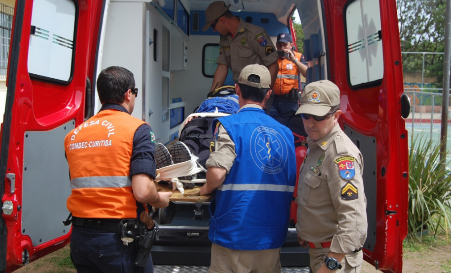 1,2 mil alunos do Colégio Pedro Macedo, em Curitiba, participaram de atividade da Brigada Escolar, coordenada pela Defesa Civil e Corpo de Bombeiros