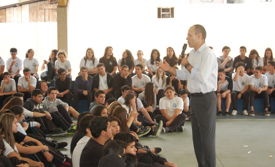 1,2 mil alunos do Colégio Pedro Macedo, em Curitiba, participaram de atividade da Brigada Escolar, coordenada pela Defesa Civil e Corpo de Bombeiros