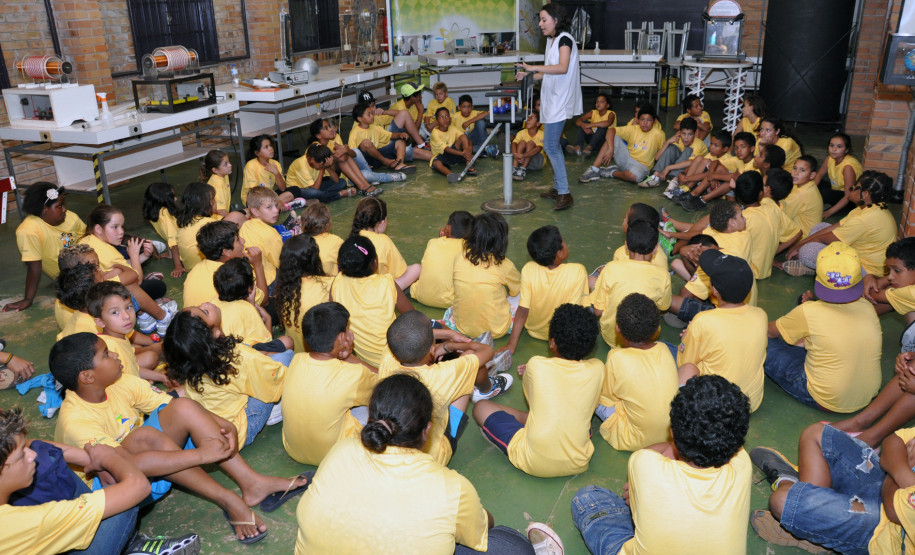 O Museu de Ciência e Tecnologia da Universidade Estadual de Londrina (UEL) tem uma série de atividades, como o “Show de Química” e o “Show de Física”, que divulgam conceitos e noções dessas áreas, aplicáveis ao cotidiano. A UEL também vai apresentar a alunos do ensino fundamental e médio atividades de avaliação e acompanhamento de atletas, para mostrar a realidade científica envolvida na prática esportiva.