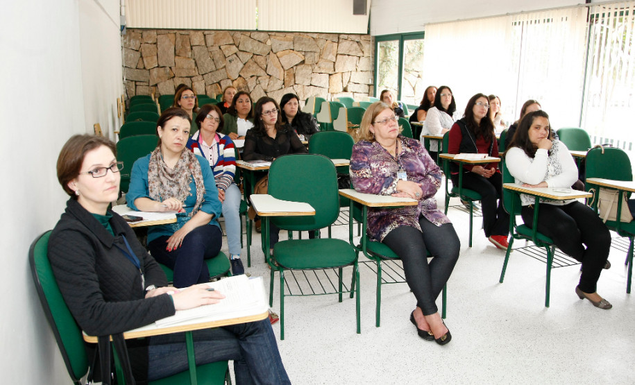 Gestores municipais debatem práticas pedagógicas de articulação entre educação infantil e anos iniciais do ensino fundamental para garantir continuidade curricular.