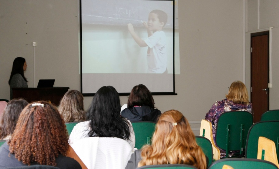 Gestores municipais debatem práticas pedagógicas de articulação entre educação infantil e anos iniciais do ensino fundamental para garantir continuidade curricular.