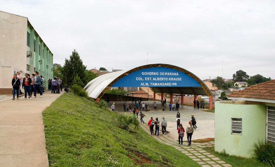 Colegio Estadual Professor Alberto Krause, em Almirante Tamandaré. 23-10-13.