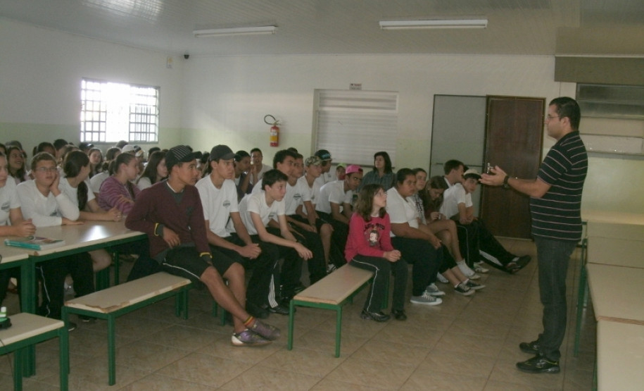 No Colégio Estadual Emílio de Menezes, em Japurá, o apoio ao PAD veio de toda a comunidade escolar. “Nas visitas feitas pela equipe do Núcleo Regional houve várias conversas com os professores, alunos e inclusive com os pais. A presença do Núcleo, de certa forma, mostra para as famílias que existe uma preocupação com a educação”, contou a diretora Arlene Francisca da Rocha.