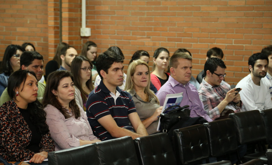Curso de Fiscalização de Obras Públicas de Edificações tem duração de dois dias e conta com a participação de 160 profissionais.<br />
<br />
Veja mais fotos em: <a href=" http://www.flickr.com/photos/flavioarns/sets/72157636872255154/" target="_blank"> http://www.flickr.com/photos/flavioarns/</a>