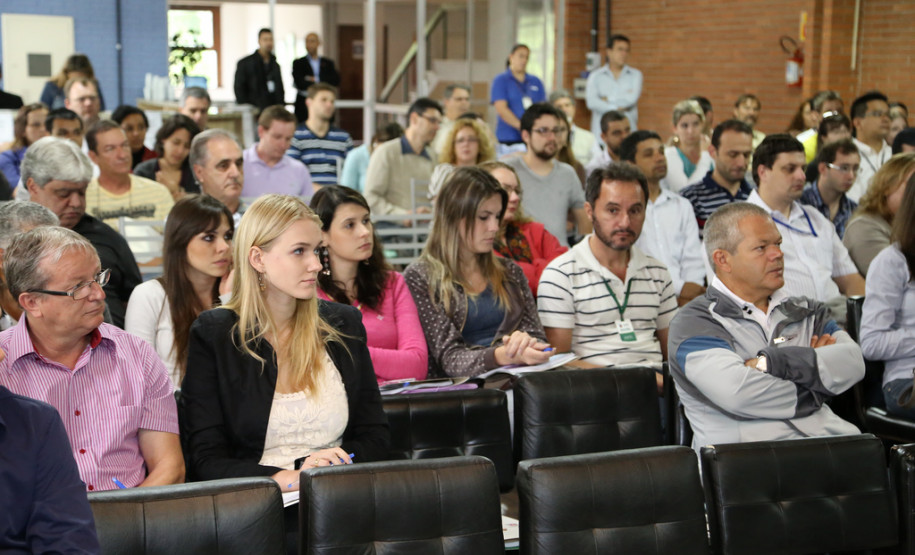 Curso de Fiscalização de Obras Públicas de Edificações tem duração de dois dias e conta com a participação de 160 profissionais.<br />
<br />
Veja mais fotos em: <a href=" http://www.flickr.com/photos/flavioarns/sets/72157636872255154/" target="_blank"> http://www.flickr.com/photos/flavioarns/</a>