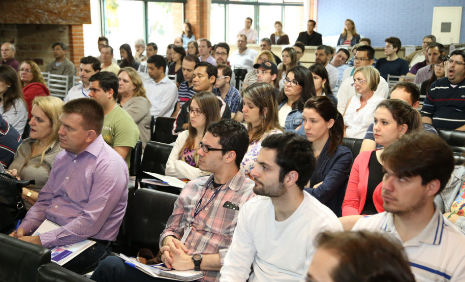 Curso de Fiscalização de Obras Públicas de Edificações tem duração de dois dias e conta com a participação de 160 profissionais.<br />
<br />
Veja mais fotos em: <a href=" http://www.flickr.com/photos/flavioarns/sets/72157636872255154/" target="_blank"> http://www.flickr.com/photos/flavioarns/</a>
