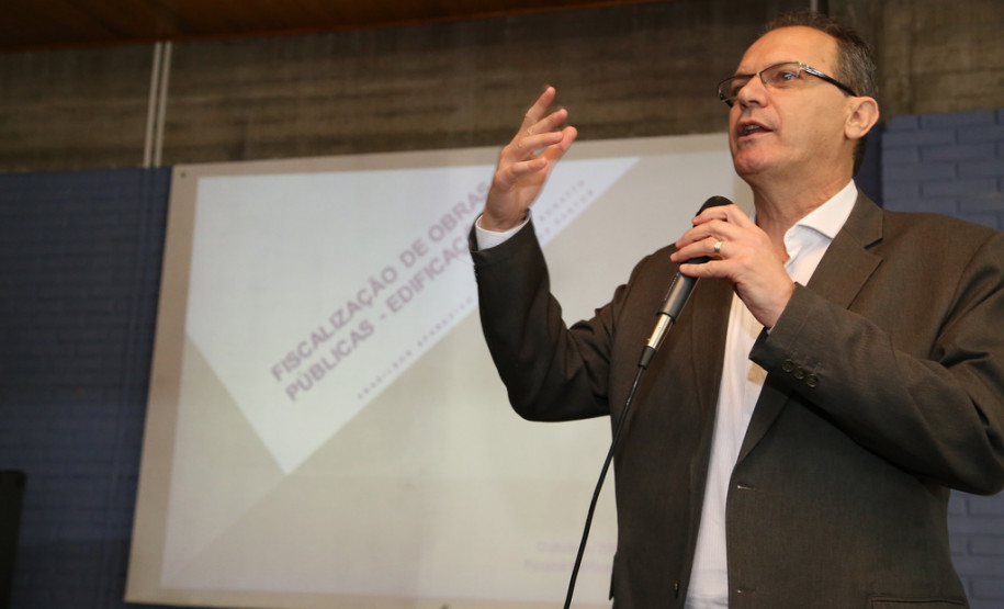 Curso de Fiscalização de Obras Públicas de Edificações tem duração de dois dias e conta com a participação de 160 profissionais.<br />
<br />
Veja mais fotos em: <a href=" http://www.flickr.com/photos/flavioarns/sets/72157636872255154/" target="_blank"> http://www.flickr.com/photos/flavioarns/</a>