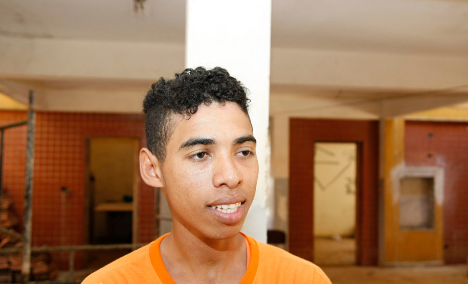 Colégio Ambrósio Bini, em Almirante Tamandaré, que recebe reformas estruturais, Walter Rone Vieira Moreira. 23-10-13.