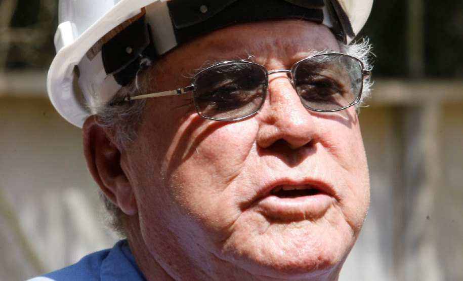 Colégio Ambrósio Bini, em Almirante Tamandaré, que recebe reformas estruturais, mestre de obras José Silverio da Silva. 23-10-13.