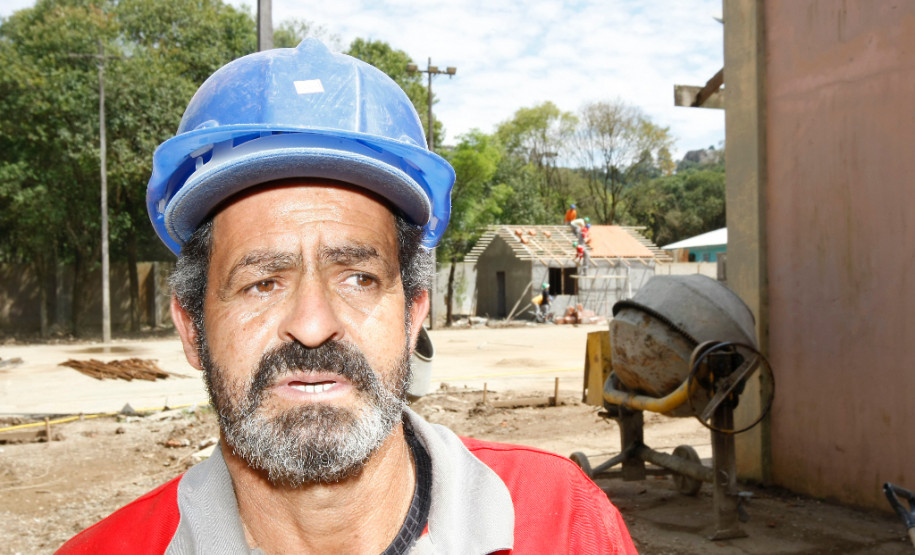 Colégio Ambrósio Bini, em Almirante Tamandaré, que recebe reformas estruturais, José dimas de Almeida. 23-10-13.
