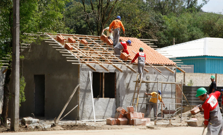 Colégio Ambrósio Bini, em Almirante Tamandaré, que recebe reformas estruturais. 23-10-13.
