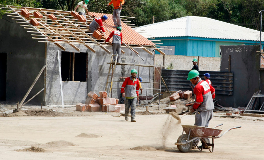 Colégio Ambrósio Bini, em Almirante Tamandaré, que recebe reformas estruturais. 23-10-13.