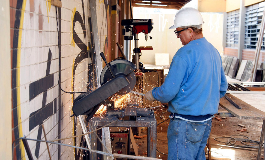 Colégio Ambrósio Bini, em Almirante Tamandaré, que recebe reformas estruturais. 23-10-13.