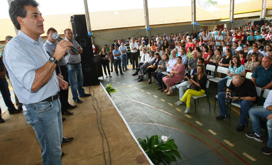TEIXEIRA SOARES - Governador Beto Richa entrega as obras de ampliação e reforma do Colégio Estadual do Campo de Guaraúna, faz anúncios e repassa investimentos para as áreas social, da saúde e educação do município. Teixeira Soares, 24/10/2013.