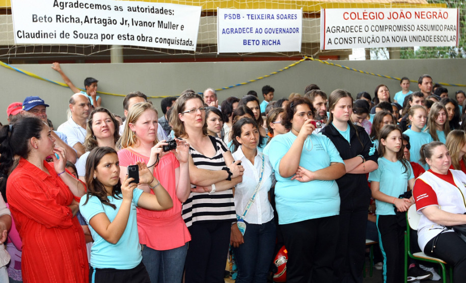 TEIXEIRA SOARES - Governador Beto Richa entrega as obras de ampliação e reforma do Colégio Estadual do Campo de Guaraúna, faz anúncios e repassa investimentos para as áreas social, da saúde e educação do município. Teixeira Soares, 24/10/2013.