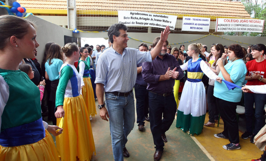 TEIXEIRA SOARES - Governador Beto Richa entrega as obras de ampliação e reforma do Colégio Estadual do Campo de Guaraúna, faz anúncios e repassa investimentos para as áreas social, da saúde e educação do município. Teixeira Soares, 24/10/2013.