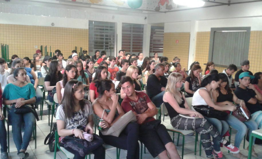 Direção e equipe do Colégio Estadual Moradias Monteiro Lobato, em Curitiba, organizaram aulões de véspera do Exame Nacional do Ensino Médio.