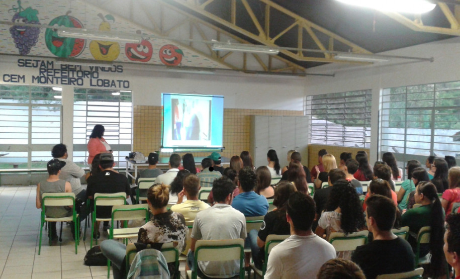 Direção e equipe do Colégio Estadual Moradias Monteiro Lobato, em Curitiba, organizaram aulões de véspera do Exame Nacional do Ensino Médio.