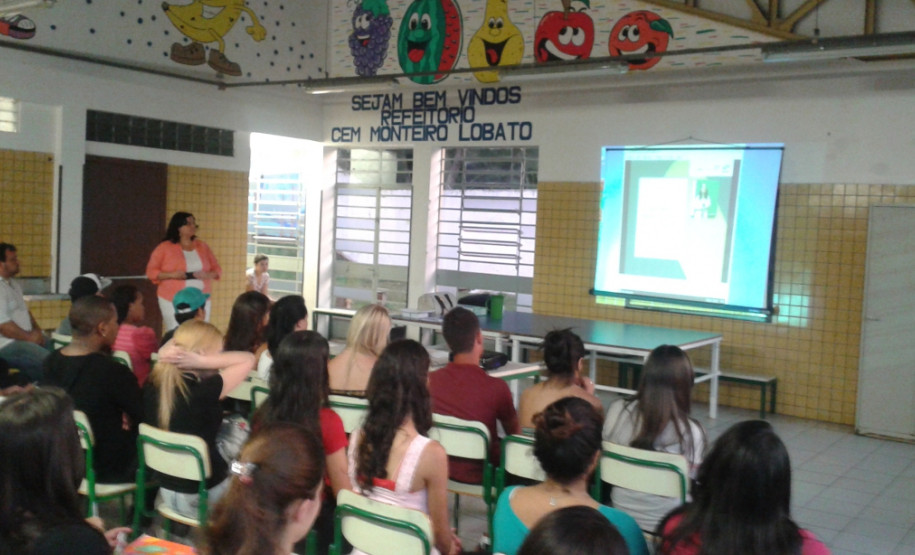 Direção e equipe do Colégio Estadual Moradias Monteiro Lobato, em Curitiba, organizaram aulões de véspera do Exame Nacional do Ensino Médio.