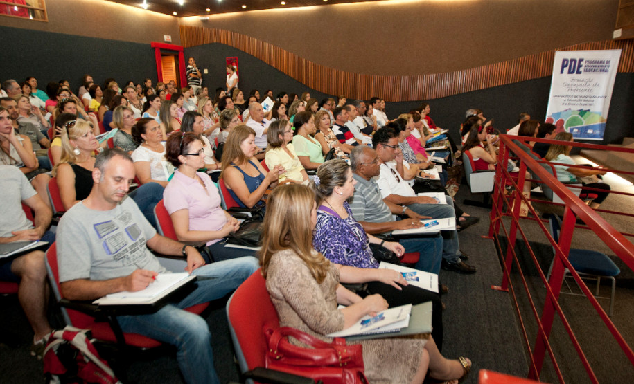 Nesta etapa estão disponíveis 2 mil vagas para os professores do Quadro Próprio do Magistério (QPM), do Nível II, classes 8, 9, 10 e 11. Na foto, aula inaugural do PDE 2013.