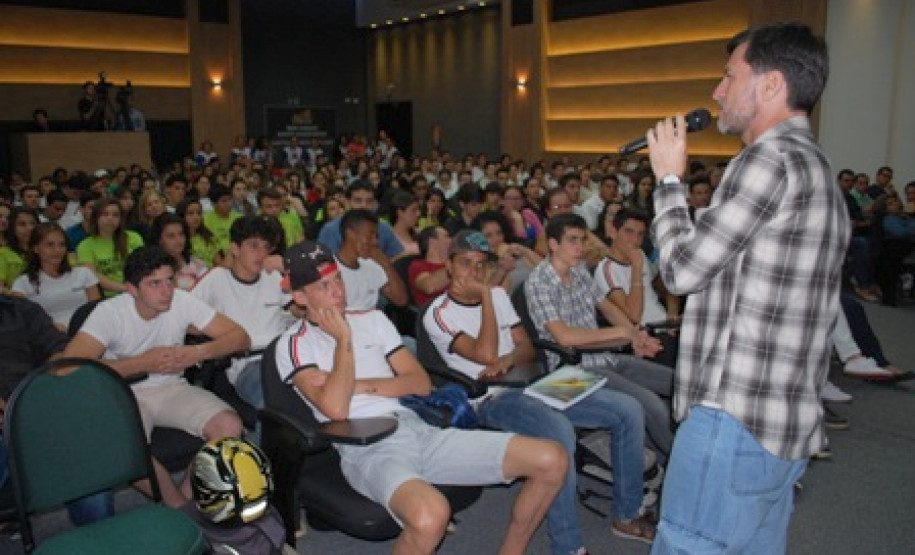 Prof. Dr. Marcílio Hubner de Miranda Neto ministrando a palestra sobre Educação Fiscal e Cidadania