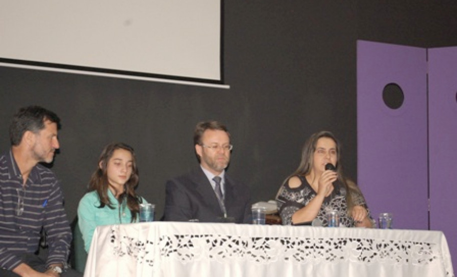 Mesa redonda que contou com a participação especial da aluna Brenda Serenini Perina, que argumentou sobre Protagonismo Juvenil e Exercício da Cidadania, representante do Grêmio Estudantil do Colégio Estadual Emilio de Menezes - EFM do município de Japurá
