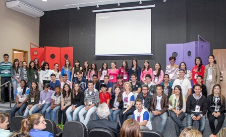 Representantes dos Grêmios Estudantis das Instituições de Ensino juntamente com a Chefe do NRE de Cianorte Profa. Yolanda Cristina Rodrigues de Godoy