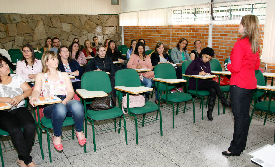 Profissionais da educação que atuam em salas de recursos multifuncionais participam de evento sobre avaliação psicoeducacional.. 22-10-13.