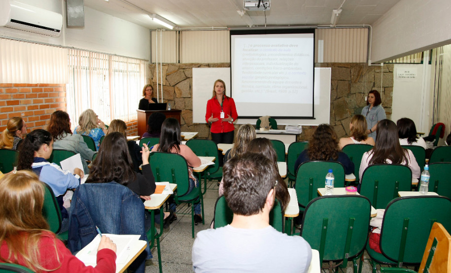 Profissionais da educação que atuam em salas de recursos multifuncionais participam de evento sobre avaliação psicoeducacional.. 22-10-13.